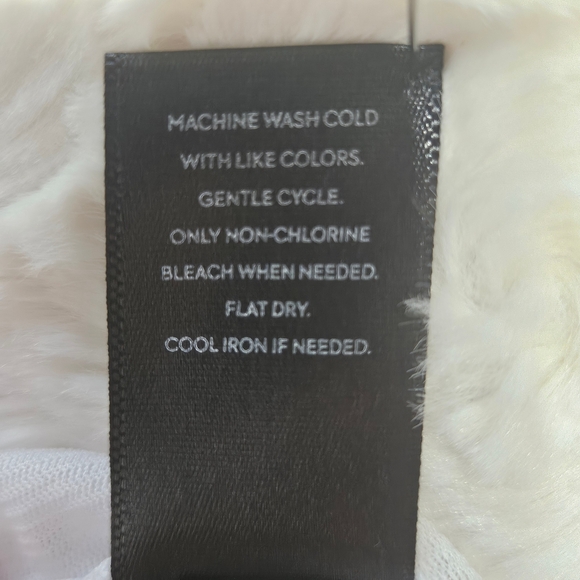 Vera Wang - Simply Vera Raised Floral Sleeveless Top - Picture 6 of 16